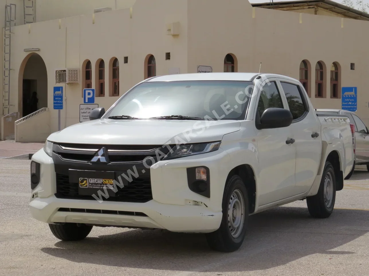 ميتسوبيشي ال 200 2021 عادي 135,000 كم 4 سلندر دفع خلفي بيكب أبيض