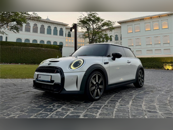 Mini  Cooper  S  2024  Automatic  48,000 Km  4 Cylinder  Front Wheel Drive (FWD)  Hatchback  White and Black  With Warranty
