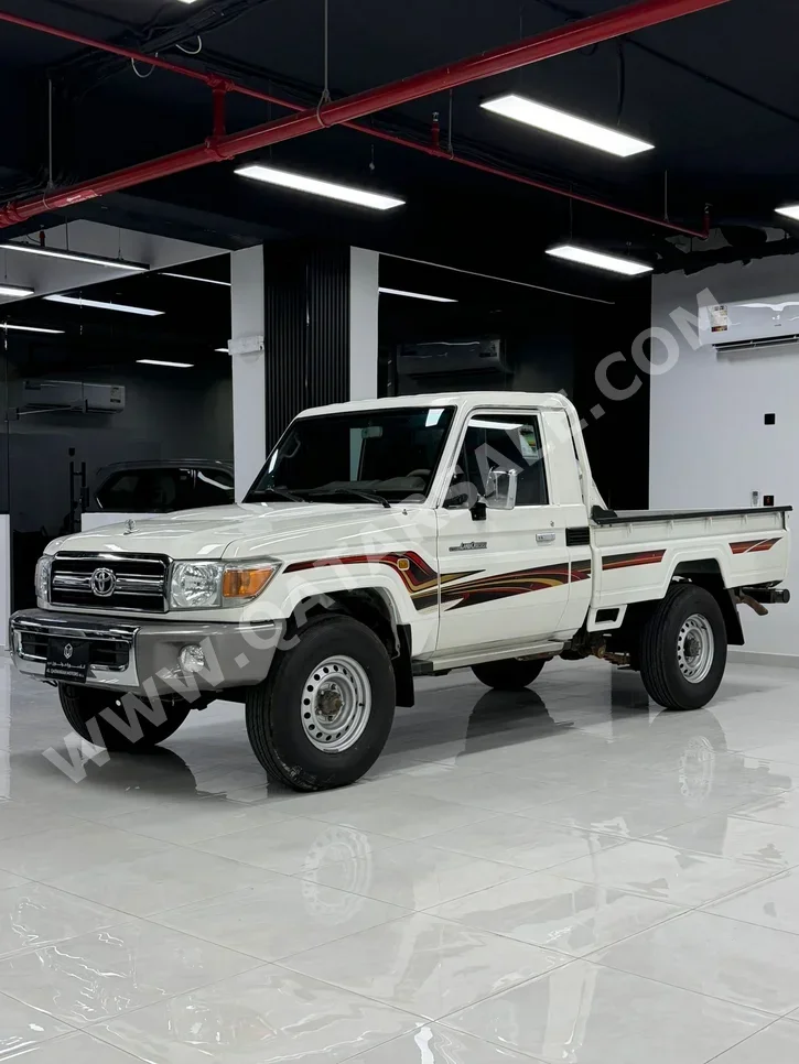 Toyota  Land Cruiser  LX  2018  Manual  290,000 Km  6 Cylinder  Four Wheel Drive (4WD)  Pick Up  White
