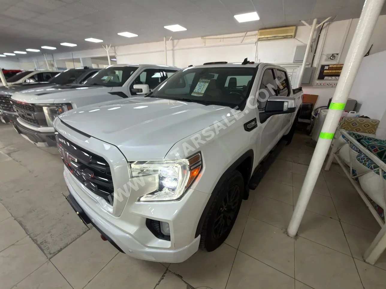 GMC Sierra 2019 Automatic 310,000 Km 8 Cylinder Four Wheel Drive (4WD) Pick Up White