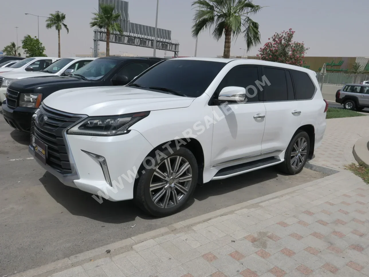Lexus LX 570 2016 Automatic 296,000 Km 8 Cylinder Four Wheel Drive (4WD) SUV White