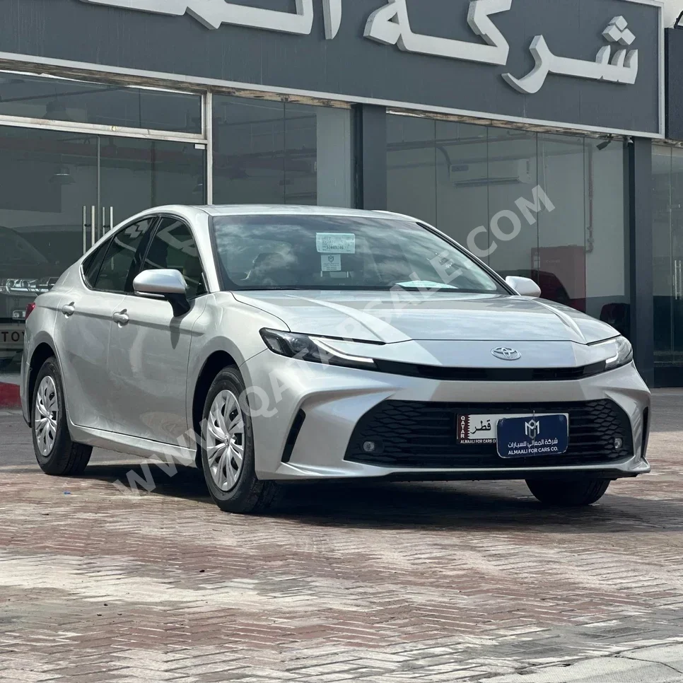 تويوتا كامري 2026 اوتوماتيك 0 كم 4 سلندر سحب امامي سيدان فضي تحت الضمان