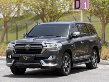 Toyota  Land Cruiser  VXR- Grand Touring S  2020  Automatic  230,000 Km  8 Cylinder  Four Wheel Drive (4WD)  SUV  Gray
