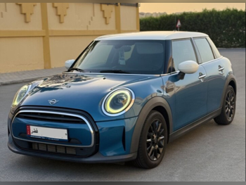 Mini  Cooper  2022  Automatic  51,000 Km  4 Cylinder  Front Wheel Drive (FWD)  Hatchback  White and Blue  With Warranty