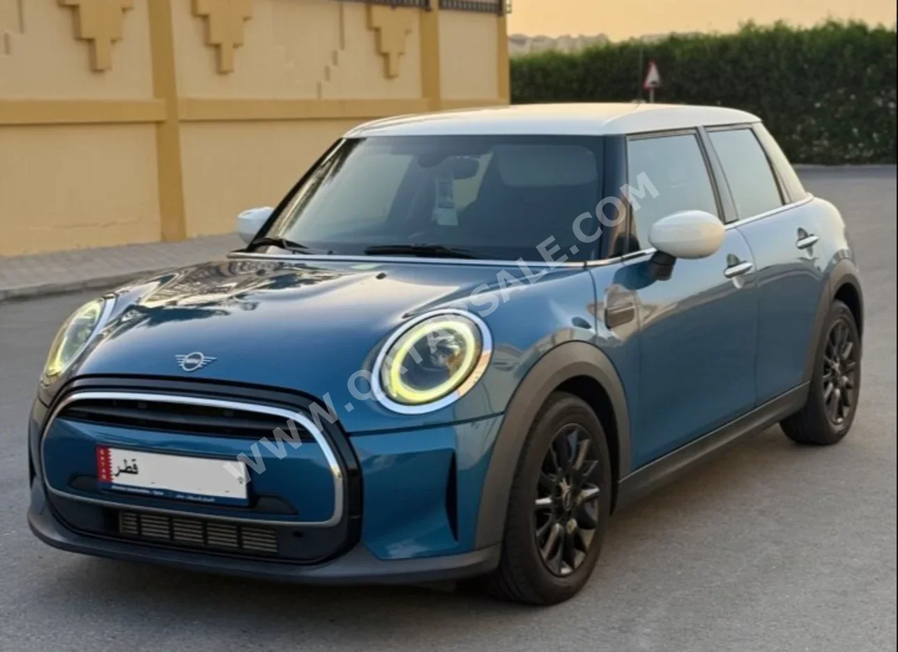 Mini Cooper 2022 Automatic 51,000 Km 4 Cylinder Front Wheel Drive (FWD) Hatchback White and Blue With Warranty