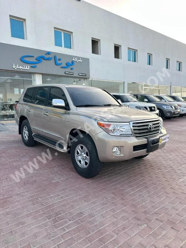 تويوتا لاند كروزر في اكس ار 2012 اوتوماتيك 278,000 كم 8 سلندر دفع رباعي اس يو في ذهبي