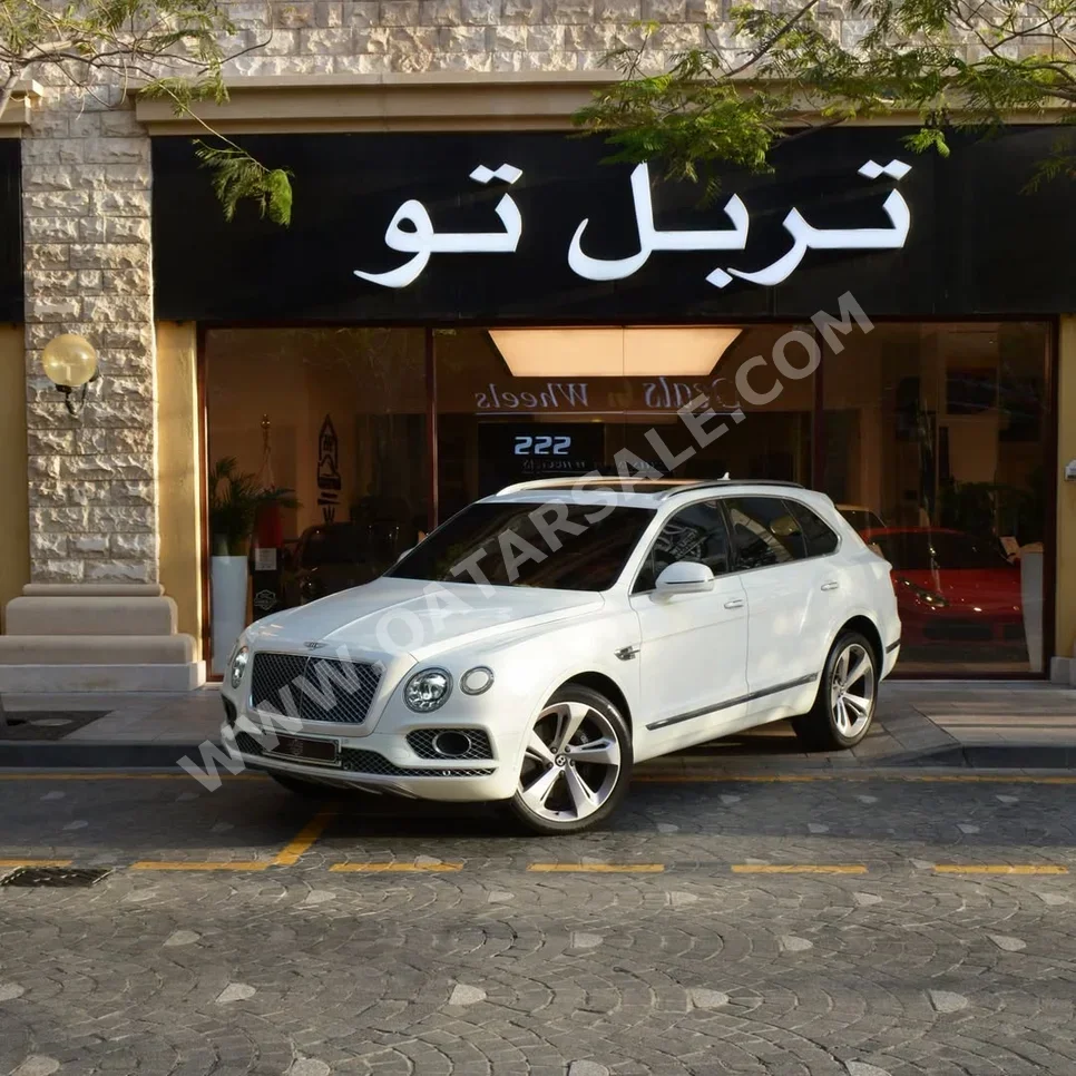 بنتلي  بينتايجا  2019  اوتوماتيك  95,400 كم  8 سلندر  دفع رباعي  اس يو في  أبيض