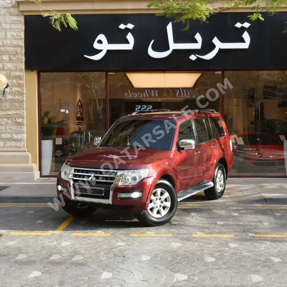 ميتسوبيشي باجيرو 2017 اوتوماتيك 83,900 كم 6 سلندر دفع رباعي اس يو في أحمر