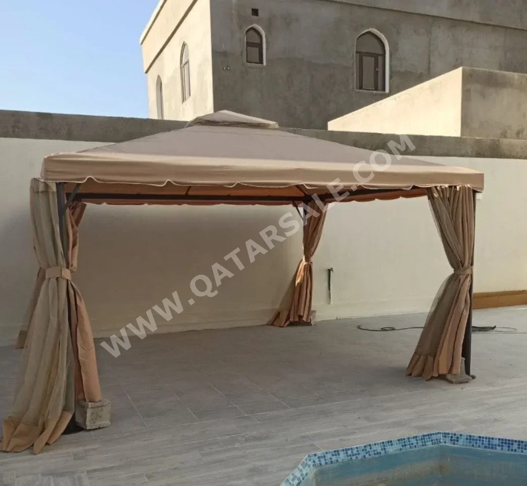 خِيَم خيمة السقف  - بيج  -الطول: 400 سنتيمتر  -العرض: 400 سنتيمتر  -الارتفاع: 250 سنتيمتر
