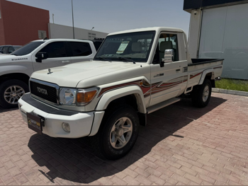 Toyota Land Cruiser LX 2018 Manual 69,000 Km 6 Cylinder Four Wheel Drive (4WD) Pick Up White