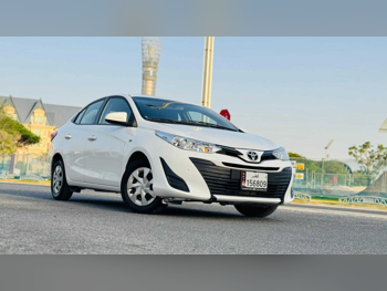 تويوتا ياريس 2019 اوتوماتيك 294,000 كم 4 سلندر سحب امامي سيدان أبيض
