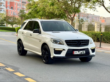 مرسيدس - بنز ام ال 63 AMG 2015 اوتوماتيك 138,000 كم 8 سلندر دفع رباعي اس يو في أبيض