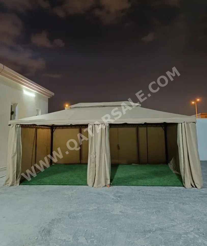 Tents -Length: 600 CM  -Width: 400 CM  -Height: 250 CM