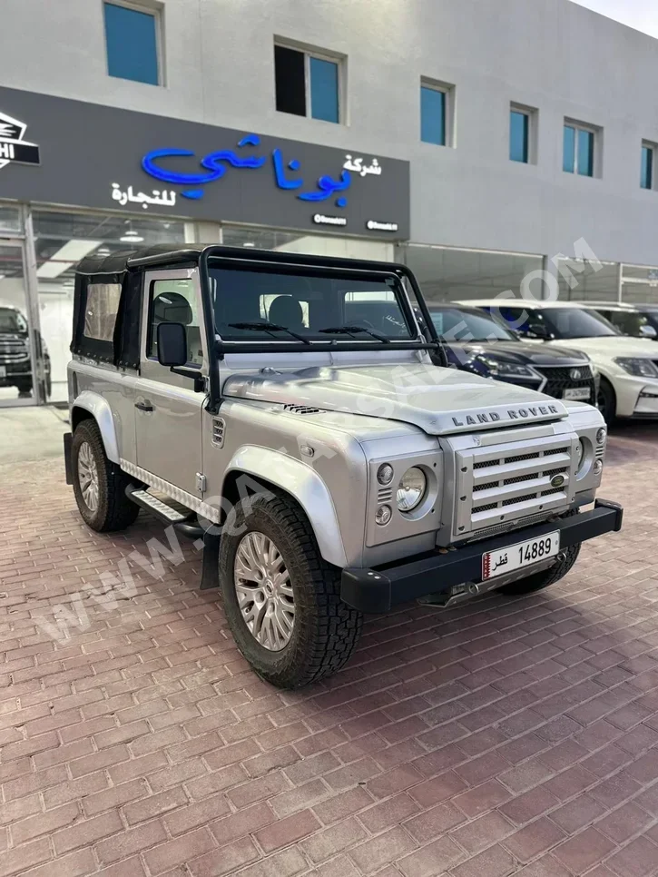لاند روفر ديفيندر 90 2013 عادي 23,000 كم 6 سلندر دفع رباعي اس يو في فضي
