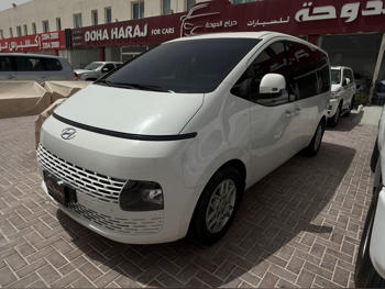 هيونداي  ستاريا  2023  اوتوماتيك  27,000 كم  6 سلندر  سحب امامي  فان \ باص  أبيض  تحت الضمان