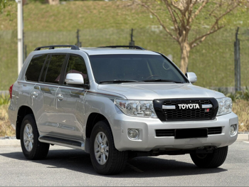Toyota  Land Cruiser  GXR  2013  Automatic  250,000 Km  6 Cylinder  Four Wheel Drive (4WD)  SUV  Silver