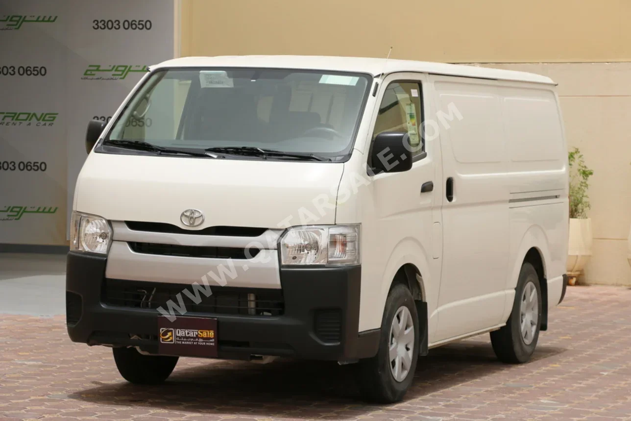 Toyota Hiace 2022 Manual 13,000 Km 4 Cylinder Rear Wheel Drive (RWD) Van / Bus White