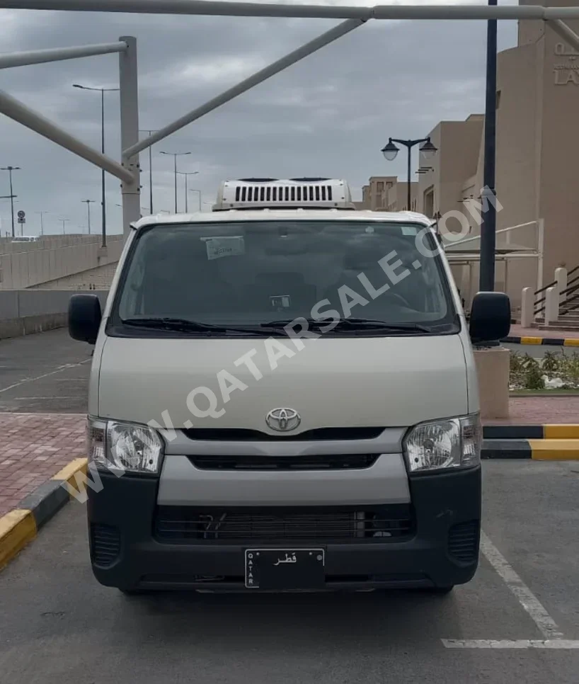 تويوتا  هايس  2022  عادي  0 كم  4 سلندر  دفع خلفي  فان \ باص  أبيض