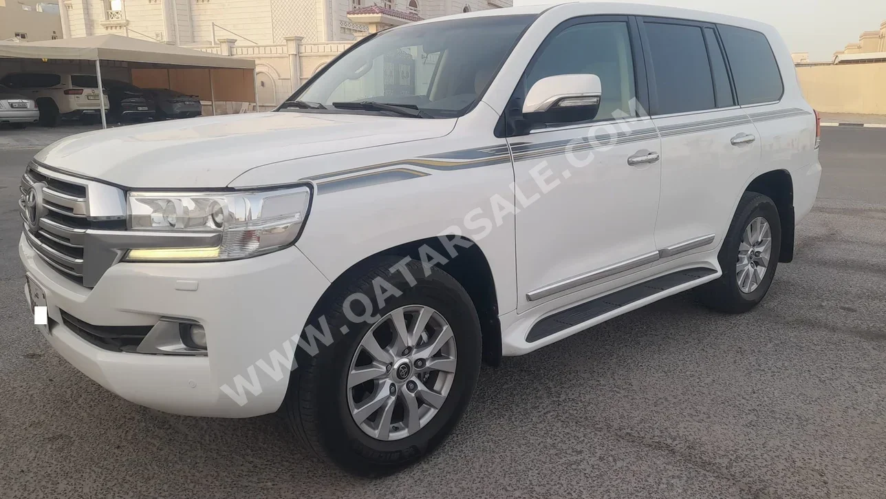 Toyota Land Cruiser VXR 2017 Automatic 347,000 Km 8 Cylinder Four Wheel Drive (4WD) SUV White