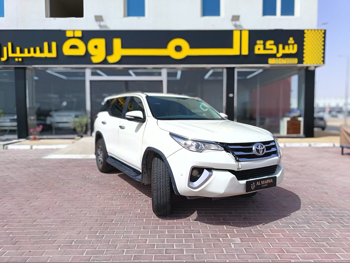 تويوتا  فورشنر  2017  اوتوماتيك  333,000 كم  4 سلندر  دفع رباعي  اس يو في  أبيض