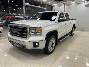 GMC  Sierra  Denali  2015  Automatic  261,000 Km  8 Cylinder  Four Wheel Drive (4WD)  Pick Up  White