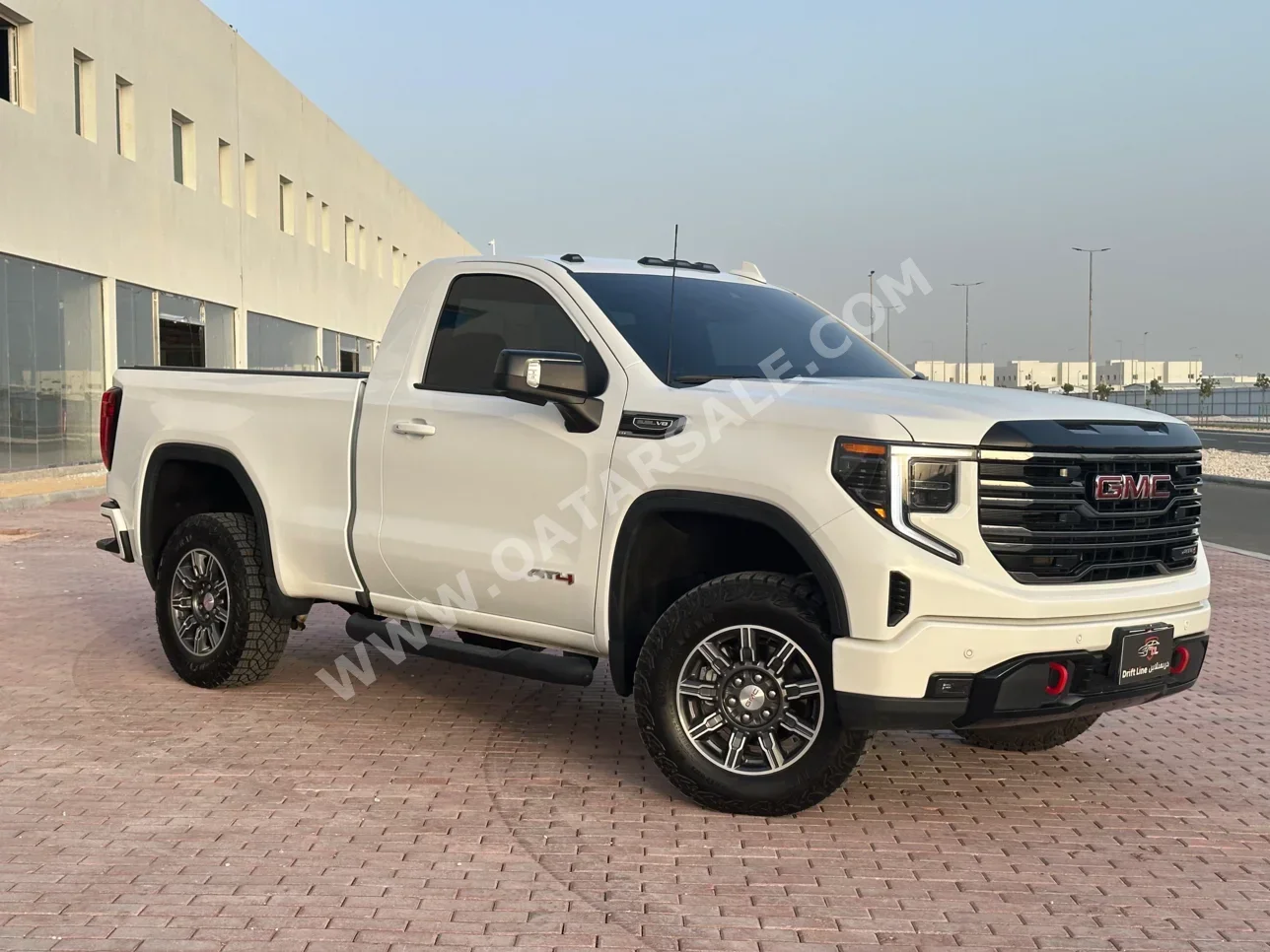 GMC  Sierra  AT4  2025  Automatic  17,000 Km  8 Cylinder  Four Wheel Drive (4WD)  Pick Up  White  With Warranty
