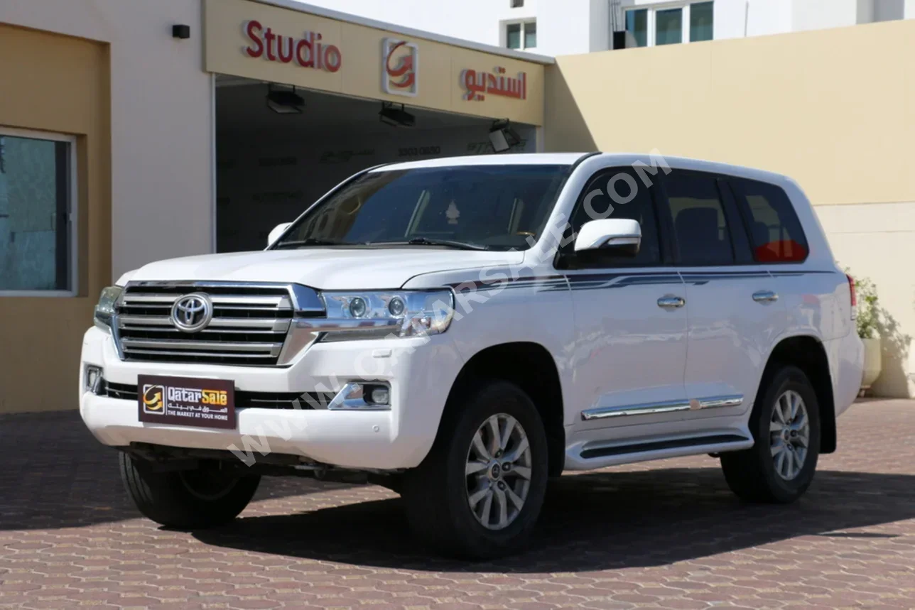 Toyota Land Cruiser GXR 2018 Automatic 263,000 Km 8 Cylinder Four Wheel Drive (4WD) SUV White