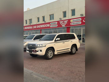 Toyota Land Cruiser VXR 2016 Automatic 245,000 Km 8 Cylinder Four Wheel Drive (4WD) SUV White