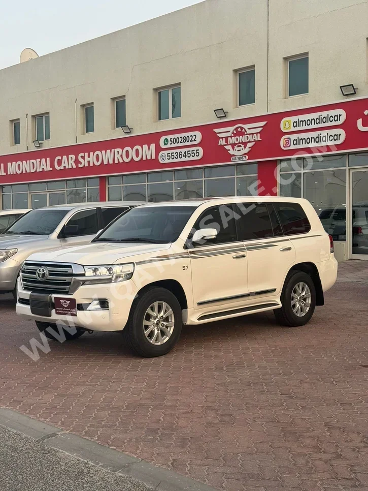 Toyota  Land Cruiser  VXR  2016  Automatic  245,000 Km  8 Cylinder  Four Wheel Drive (4WD)  SUV  White