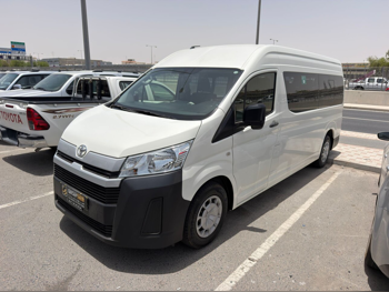 Toyota  Hiace  2022  Manual  220,000 Km  4 Cylinder  Rear Wheel Drive (RWD)  Van / Bus  White