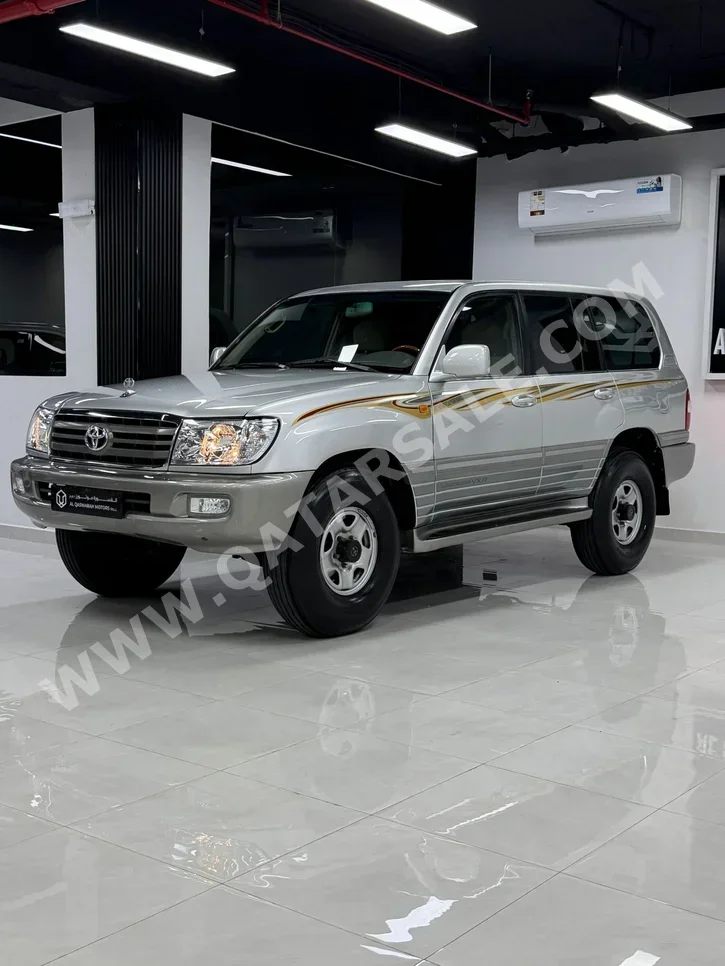 Toyota  Land Cruiser  VXR  2006  Manual  120,000 Km  8 Cylinder  Four Wheel Drive (4WD)  SUV  Silver