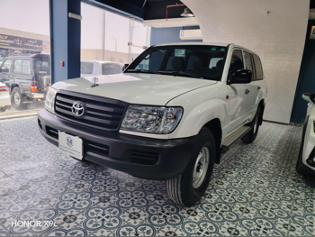 Toyota  Land Cruiser  G  2006  Manual  211,000 Km  6 Cylinder  Four Wheel Drive (4WD)  SUV  White