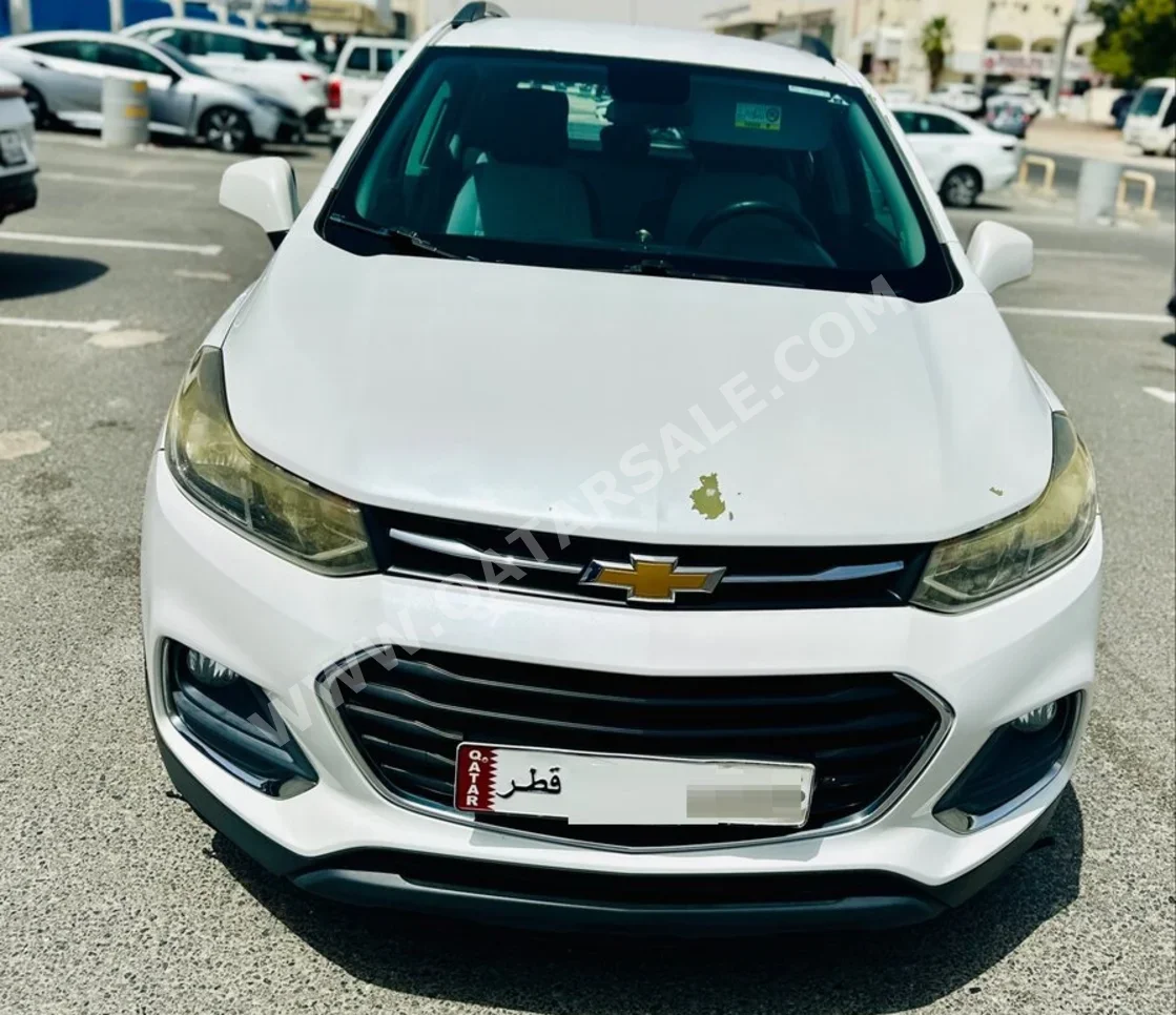 شفروليه تراكس ال تي 2017 اوتوماتيك 216,000 كم 4 سلندر سحب امامي هاتشباك أبيض