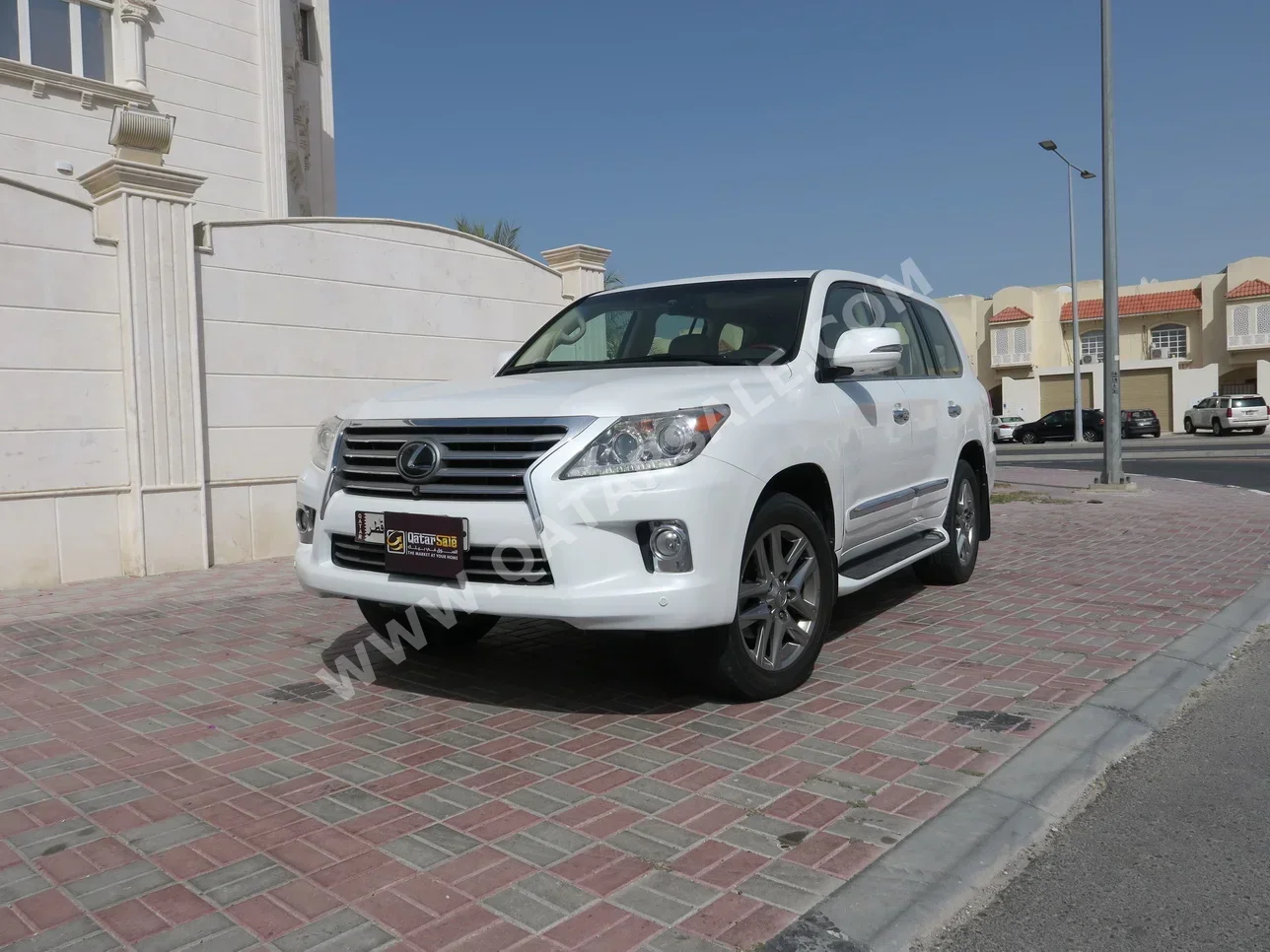 Lexus LX 570 2013 Automatic 303,000 Km 8 Cylinder Four Wheel Drive (4WD) SUV White