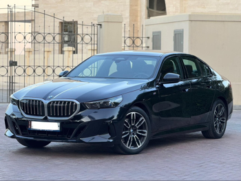 بي ام دبليو الفئة - الخامسة 520i 2024 اوتوماتيك 18,000 كم 4 سلندر دفع رباعي سيدان أسود تحت الضمان