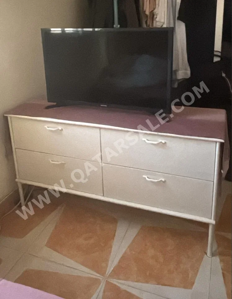 طاولة تلفاز  - أبيض