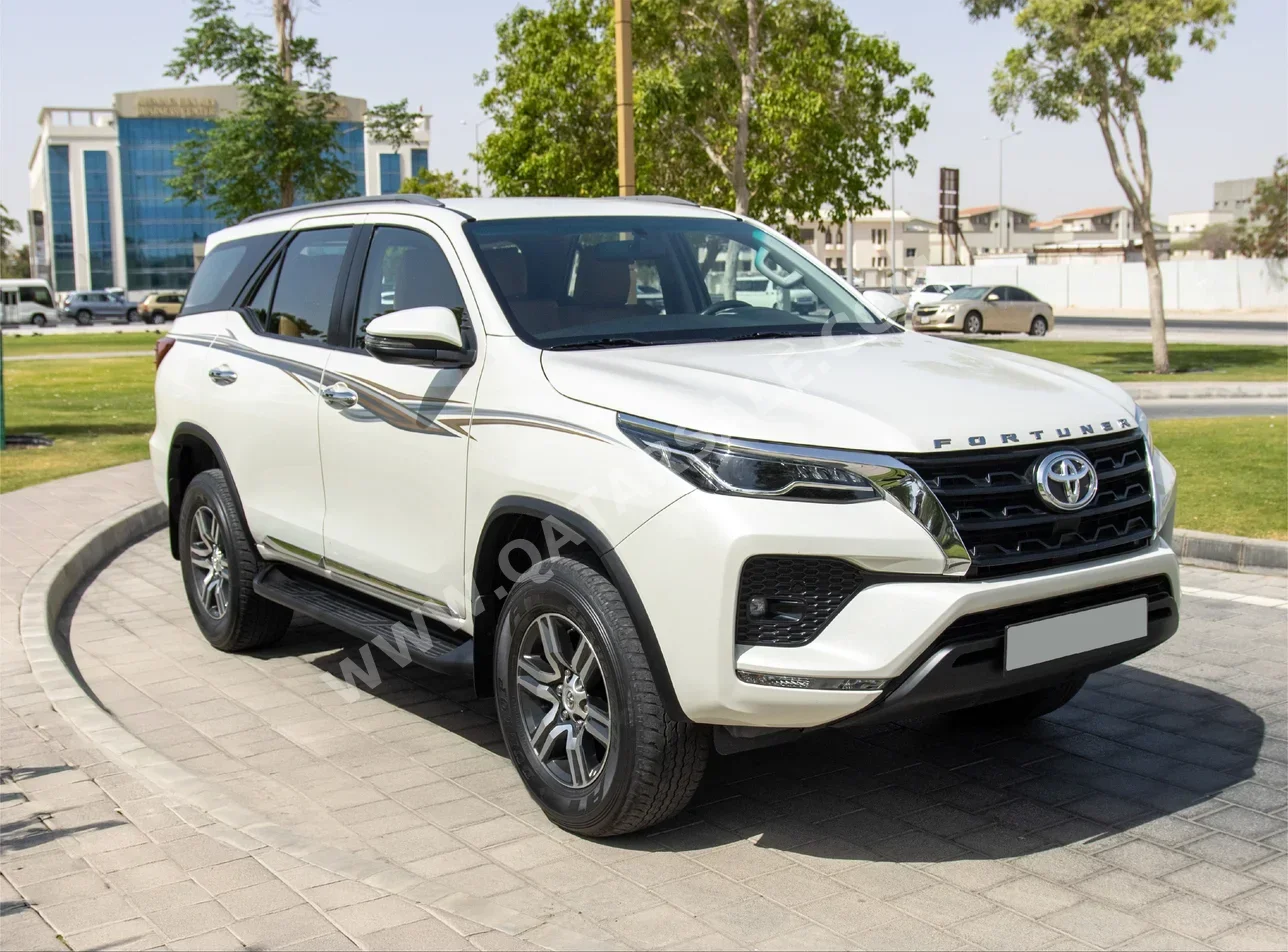 Toyota  Fortuner  2022  Automatic  67,261 Km  6 Cylinder  Four Wheel Drive (4WD)  SUV  White
