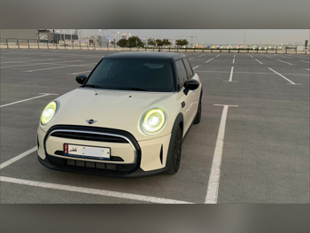 ميني  كوبر  2022  اوتوماتيك  102,000 كم  3 سلندر  دفع رباعي  هاتشباك  أبيض