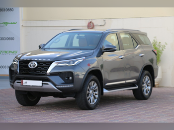 Toyota Fortuner SR5 2025 Automatic 3,000 Km 6 Cylinder Four Wheel Drive (4WD) SUV Gray With Warranty