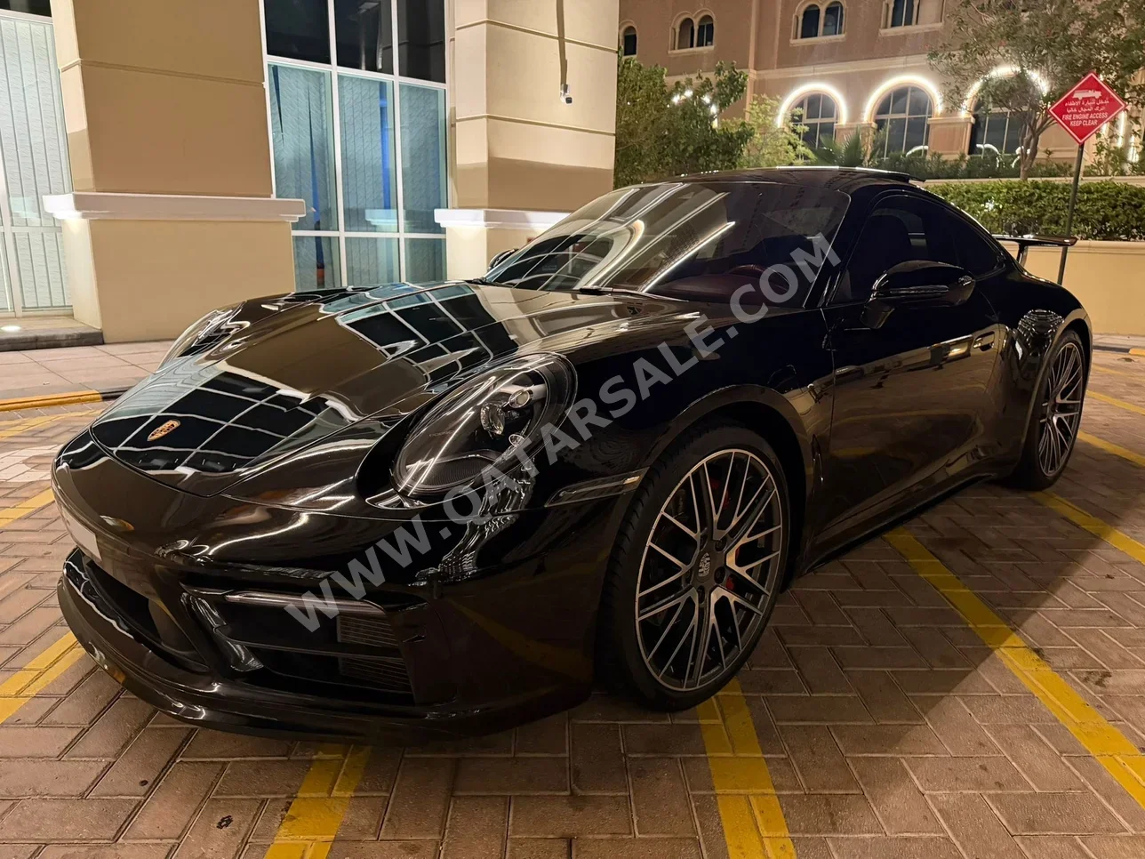بورش 911 كاريرا 2022 اوتوماتيك 78,000 كم 6 سلندر دفع خلفي كوبيه \ سبورت أسود تحت الضمان