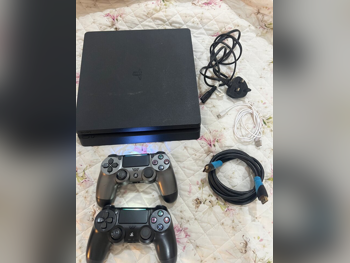 سوني بلاي ستيشن 4 - 500 جيجابايت -تشمل أجهز تحكم: 2