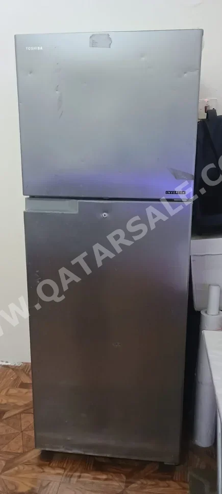 ثلاجة بفريزر علوي - اللون الرمادي