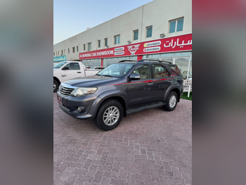 تويوتا  فورشنر  2014  اوتوماتيك  17,000 كم  4 سلندر  دفع رباعي  اس يو في  رمادي