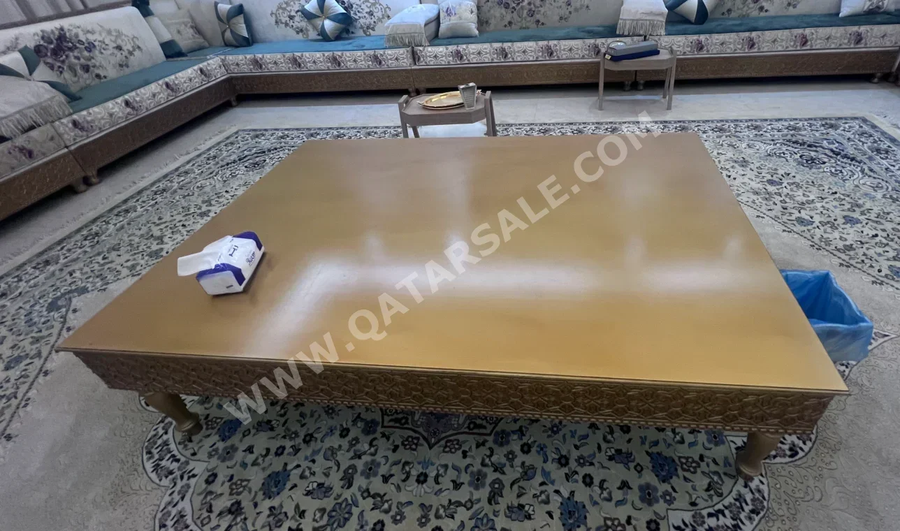 الطاولات والخزائن الجانبية - مرمر وذهبي