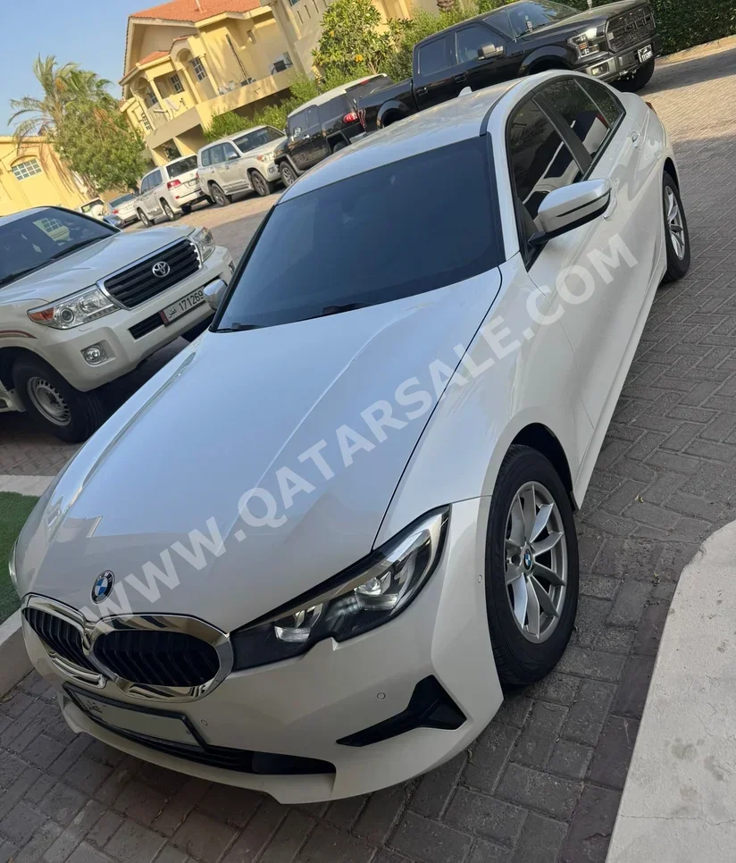 بي ام دبليو الفئة - الثالثة 320i 2020 اوتوماتيك 85,000 كم 4 سلندر دفع خلفي سيدان أبيض تحت الضمان