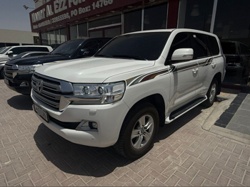 Toyota  Land Cruiser  GXR  2017  Automatic  228,000 Km  6 Cylinder  Four Wheel Drive (4WD)  SUV  White