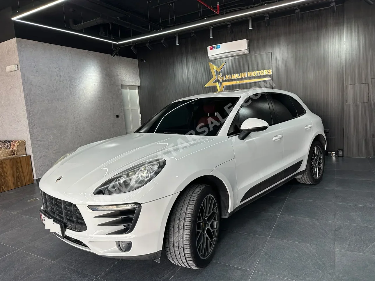 Porsche  Macan  2018  Automatic  130,000 Km  4 Cylinder  Four Wheel Drive (4WD)  SUV  White