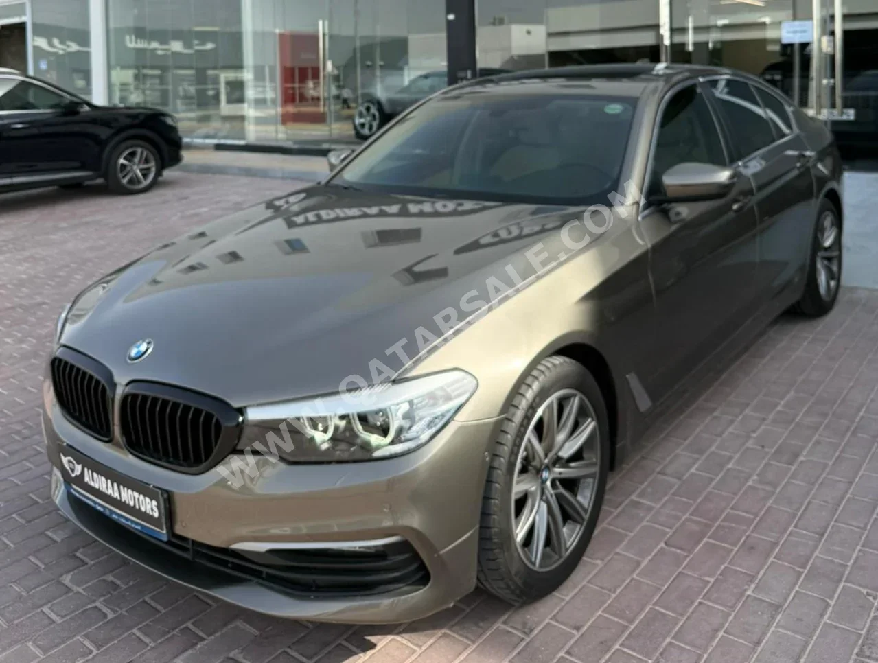 بي ام دبليو الفئة - الخامسة 520i 2020 اوتوماتيك 70,000 كم 6 سلندر دفع خلفي سيدان ذهبي