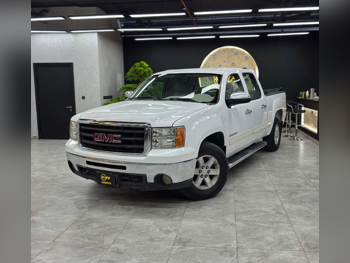 GMC Sierra 2011 Automatic 200,000 Km 8 Cylinder Four Wheel Drive (4WD) Pick Up White