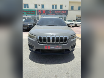 جييب  شيروكي  سبورت  2019  اوتوماتيك  105,000 كم  6 سلندر  دفع رباعي  اس يو في  رمادي